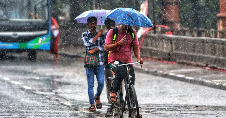 ভারতে তীব্র বৃষ্টিতে বিপর্যস্ত সাধারণের জীবন
